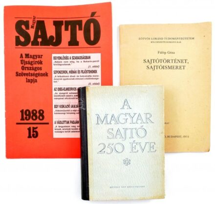 3 db sajtótörténeti kiadvány: Dezsényi Béla, Nemes György: A magyar sajtó 250 éve. I. köt. Bp., 1954, Művelt Nép, 287 p. + XLVIII t. Fekete-fehér képekkel illusztrálva. Kiadói félvászon-kötés, kissé sérült, foltos