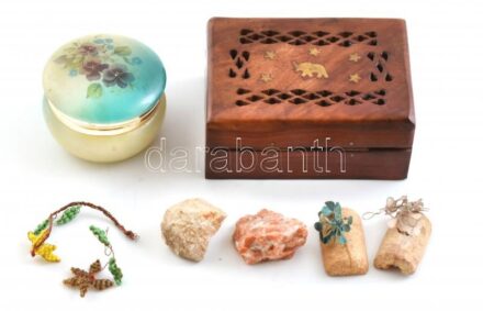 Virágmintás ékszertartó dobozka, kis kopásnyomokkal, d: 6,5 cm + áttört fa dobozka, 10,5×8×4,5 cm