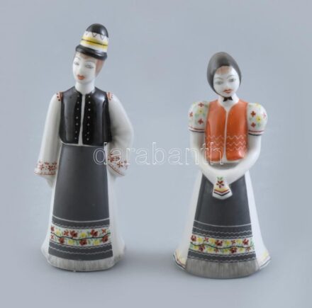 Hollóházi matyó népviseletes pár. Kézzel festett, jelzett, minimális kopással 12 cm, 11 cm