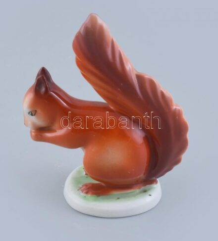 Hollóházi porcelán mókus, kézzel festett, jelzett, kis kopásnyomokkal, m: 13,5 cm