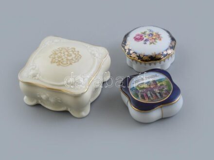 3db porcelán bonbonier, jelzettek (Thomas Ivory stb.) Kopásnyomokkal. D: 6-9cm