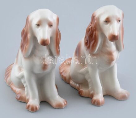 2db Hollóházi kutya, kézzel festett porcelán, kopásnyomokkal, jelzett, m: 14 cm
