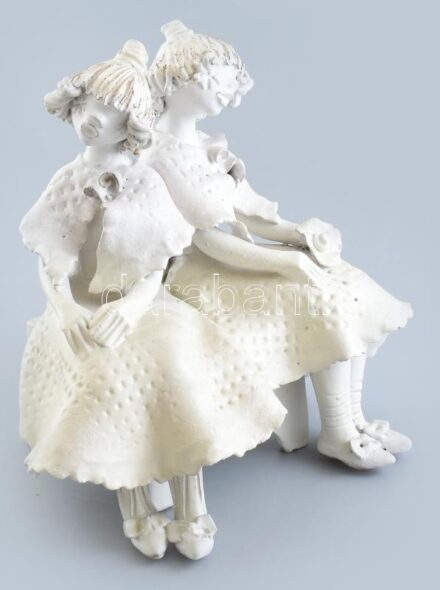 Kovács Éva (1938-2017): Ülő lányok, mázas kerámia, kopásnyomokkal, restaurált, jelzett, m: 29 cm