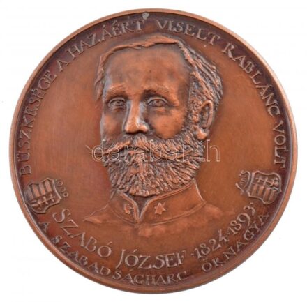 Lapis András (1942-) 1990. 'Szabó József 1824-1893 - A szabadságharc őrnagya - Büszkesége a hazáért viselt rablánc volt / Kiskunfélegyháza Közművelődési Egyesület' kétoldalas bronz emlékérem (42,5mm) T:1-