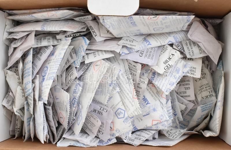 Egy doboznyi (kb. 2 kg) nedvszívó tasak