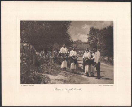 cca 1914-1918 3 db I. világháborús nyomat: Ruthén lányok között. Az Érdekes Újság harctéri képeiből. (Az Országos Magyar Hadimúzeum Egyesület kizárólagos terjesztése). Bp., Légrády Testvérek kiadása. Minimális foltokkal.