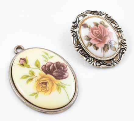Rózsás porcelánbetétes fém medál + klipszes bross