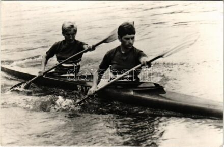 Női kajak kettes. Képzőművészeti Alap Kiadóvállalat / Women double kayak.