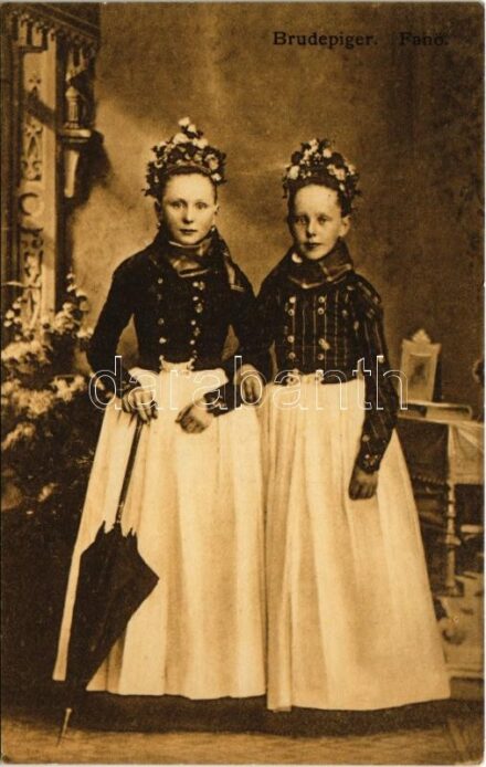 Brudepiger. Fanö / Danish folklore, traditional costumes