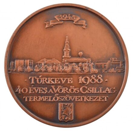 1988. 'Túrkeve - 40 éves a Vörös Csillag Termelőszövetkezet / SZAKADOZVA FELETTE GYENGÉK VAGYUNK EGY SZÍVÜEK EGYAKARTÚAK ' kétoldalas bronz emlékérem (42,5mm) T:1-