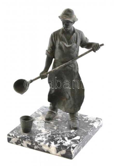 Jelzés nélkül: Kohász. Fém, kopott, márvány talapzaton. M: 28cm