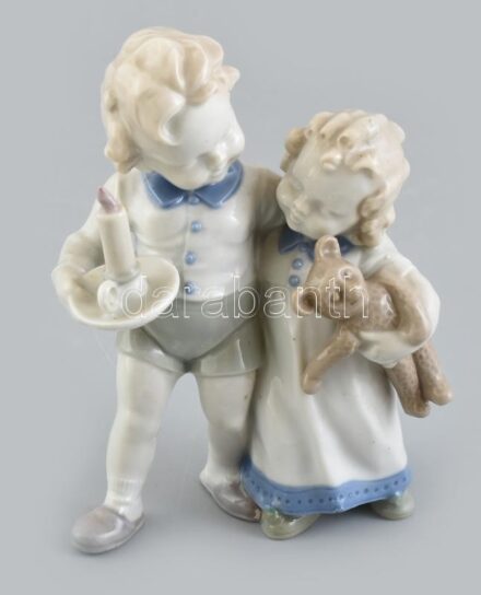 Gyerekek porcelán figura, jelzett, kopásnyomokkal, m: 15 cm