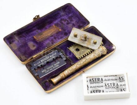 King Gillette Pocket Edition, összecsavarozható borotva, eredeti, gravírozott fém tokjában, XX. sz. eleje, hozzá pengék. Korának megfelelő, kopottas állapotban, tok méret: 10x5x1,5 cm / Vintage Gillette razor in original metal case, with