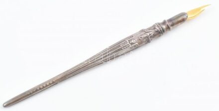 Duravel tollszár, szecessziós ezüst (Ag) szárral. Jelzett, bruttó: 10,5 g, h: 16 cm. Műanyag tokban.