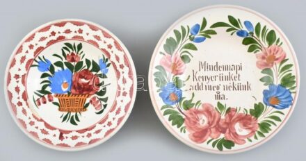 Telkibányai fali dísztányér, 2 db, jelzett, kézzel festett, mázas kerámia, sérüléssel, d: 23 cm