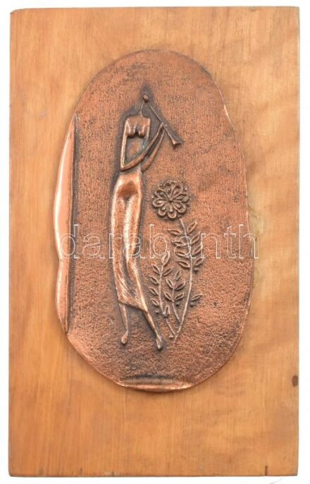 Jelzés nélkül: Harsonázó. Fém relief, fára applikálva, falra akasztható, 13x7,5 cm
