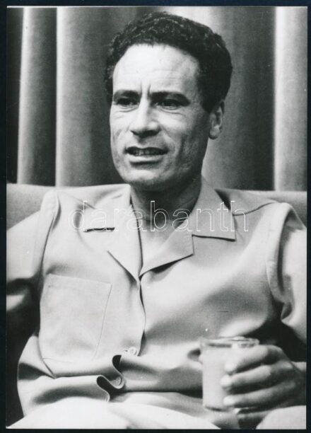 Kadhafi lett Líbia elnöke, hátoldalon feliratozott sajtófotó, utólagos előhívás, 17,5×13 cm