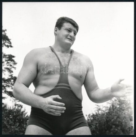 Kozma István 'Pici' olimpiai bajnok birkózó, hátoldalon feliratozott sajtófotó, utólagos előhívás, 18×13 cm