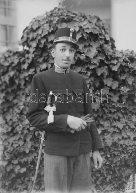 cca 1920-1940 Katonák, egyenruhások a Horthy-korszakból II., 7 db negatív üveglemezen, 15x10 cm és 12x9 cm