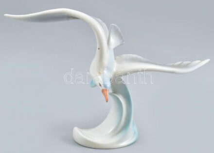 Hollóházi porcelán sirály, kézzel festett, jelzett, apró kopásokkal, mázhibákkal. m: 21 cm