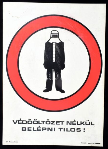 1978 'Védőöltözet nélkül belépni tilos!', munkavédelmi műanyag tábla, kissé kopottas, foltos, 40x29 cm