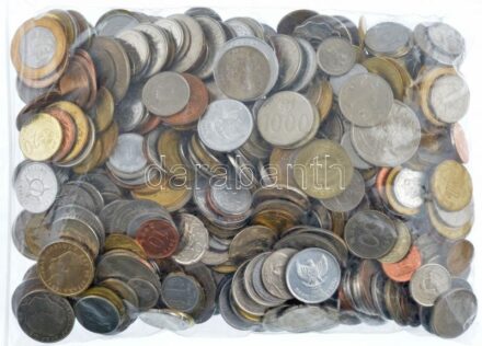 Vegyes külföldi fémpénz tétel ~2kg-os súlyban, közte sok verdefényes és egzotikus darabbal T:1-2- Mixed foreign coin lot (2kg) within many uncirculated and egzotic pcs C:UNC-VF