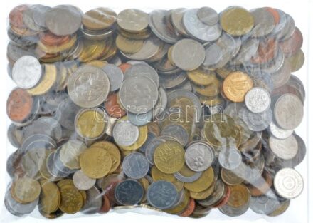 Vegyes külföldi fémpénz tétel ~2kg-os súlyban, közte sok verdefényes és egzotikus darabbal T:1-2- Mixed foreign coin lot (2kg) within many uncirculated and egzotic pcs C:UNC-VF