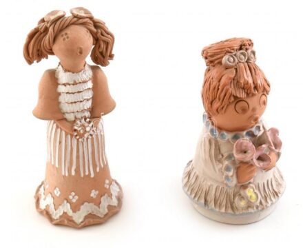 2 db kerámia figura: Antalfiné Szente Katalin (?- ): Lány virágokkal, jelzett, m: 12,5 cm + Hajna jelzéssel: Lány, jelzett, m: 16 cm