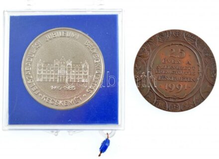 1985. 'Magyar Bélyeggyűjtők Országos Szövetsége / Felszabadulási Jubileumi Bélyegkiállítás - Kecskemét' fém emlékérem, plombált ÁPV tokban + Lapis András (1942-) 1991. '200 éve született Katona József / 25 éves a szervezett
