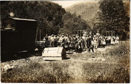 Petrosz, Petros (Hunyad); Indulás Padis felé az iparvasút végállomásánál, vasútállomás, vonat / narrow-gauge industrial railway station, locomotive, train. photo (Rb)