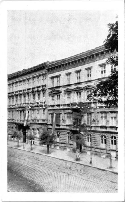 Budapest VIII. Általános Egyetemi Segítő Egyesület Pázmány Diákotthona és az Egyetemek Kórház Egylete által létesített Egyetemek kórháza homlokzata. Üllői út 20-22.
