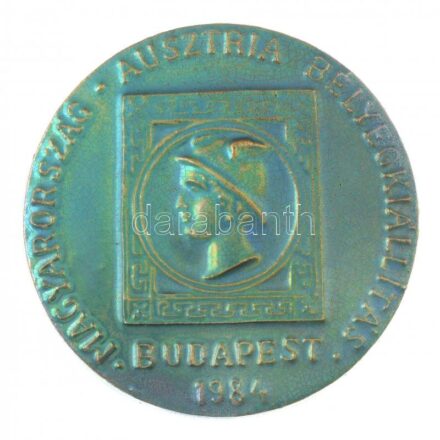 Zsolnay eozin mázas emlékplakett, 'Magyarország-Ausztria Bélyegkiállítás Budapest 1984.', jelzett, apró kopásnyomokkal, d=10,3cm