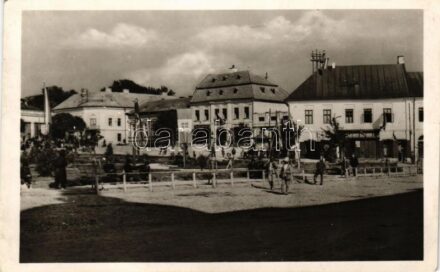 1943 Dés, Dej; Piac tér, gyógyszertár, magyar zászló és címer / square, pharmacy, Hungarian flag and coat of arms
