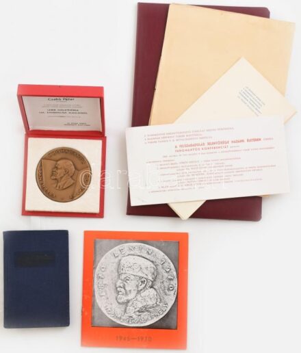 cca 1970-1980 Vegyes szocialista okmány tétel, 7 db, közte oklevél, bronz plakett, szakszervezeti tagsági könyv