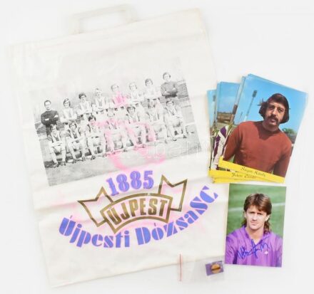 cca 1970-1980 Az Újpesti Dózsával kapcsolatos tárgyak, fotós képeslapok, Véber György dedikált fotó, csapatképes táska, kitűző