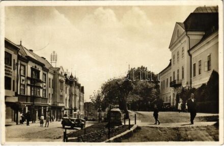 1938 Ungvár, Uzshorod, Uzhhorod, Uzhorod; Zatkovicovo námestí / tér, üzletek, automobil / square, shops, automobile