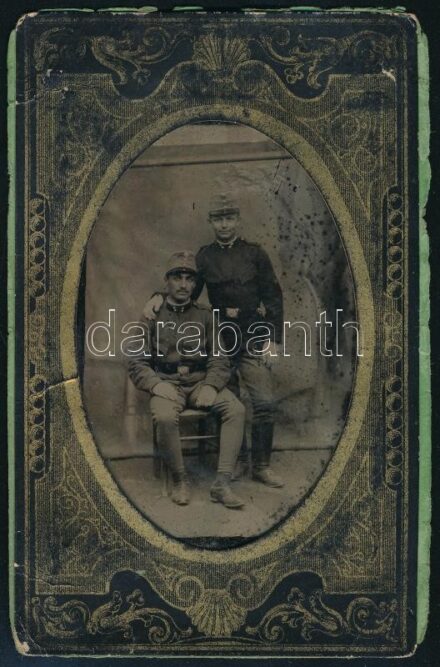 cca 1890 Magyar katonák portréja, ferrotípia, papír keretben, 9×6 cm