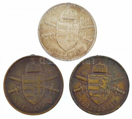 1939. 'Magyar Kis Ezüst Vitézségi Érem' ezüstözött bronz kitüntetés fémjel és mellszalag nélkül + 1939. 'Magyar Bronz Vitézségi Érem' bronz kitüntetés mellszalag és fül nélkül (2x) T:3 NMK 436., 439.