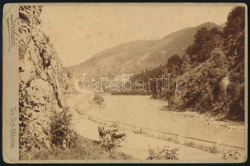 1889 Kralován (Felvidék) a Vág folyóval, lovas konflissal, keményhátú fotó Sochán turócszentmártoni műterméből, hátoldalon feliratozva, 10,5×16 cm