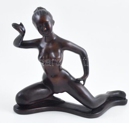 Keleti táncos akt, halcsont őrlemény.M: 27 cm