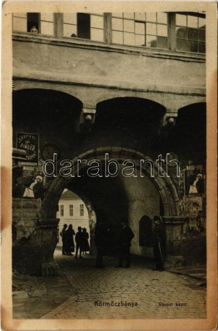 1910 Körmöcbánya, Kremnitz, Kremnica; Városi kapu, Maggi ételízesítő, Singer varrógép reklámplakátja, csendőr. Ritter Lipót J. kiadása / city gate, advertisement posters, gendarme (fl)