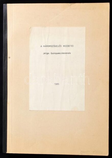 1985 A háromszögelés kezdetei. Jelige: Quinqueecclesiensis. Gépirat. 139 p. Fekete-fehér ábrákkal, egy kihajtható térképpel. Papírkötésben, a borítón kis szakadás.