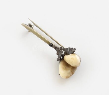 Vadász kitűző, állatfogas berakással, fém, h: 5 cm