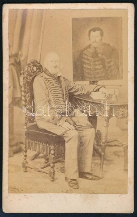 cca 1870 Férfi festmény előtt, keményhátú fotó Mayer Gy. műterméből, 10,5×6,5 cm