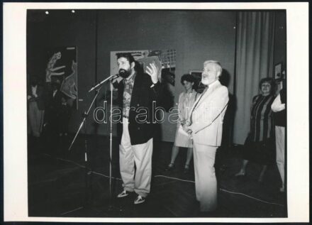 cca 1980 Wahorn András saját kiállításának megnyitóján, 13x18 cm