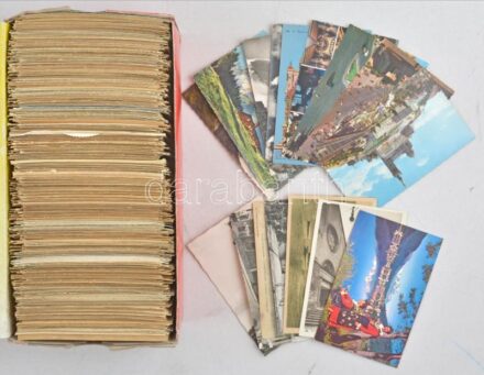 Kb. 800 db főleg RÉGI francia város képeslap dobozban / Cca. 800 pre-1960 French town-view postcards in a box