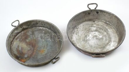 2 db antik vörösréz serpenyő, d: 29 és 31 cm
