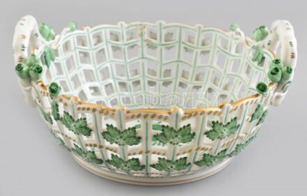 Herendi Apponyi mintás áttört porcelán kosár, kézzel festett, jelzett, barna ragasztó nyomokkal, d: 21 cm