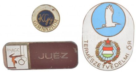 ~1970-1980. 'Természetvédelmi őr' zománcozott fém jelvény, hátoldalán '156'-os sorszámmal (61x45mm) + DN 'KGY - Gimnázium' zománcozott fém jelvény (27mm) + DN 'FNACC - JUEZ' festett jelvény (25x65mm) T:1-