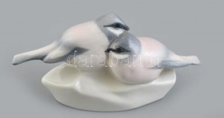 Zsolnay cinege, kézzel festett, apró kopásnyomokkal, egyik farkán csorba, jelzett, m: 8 cm